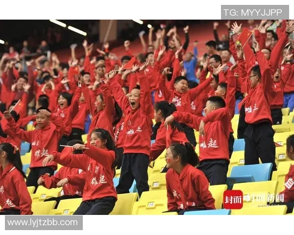 足球球星荣耀归来回家引发球迷热情欢呼点燃无限激情